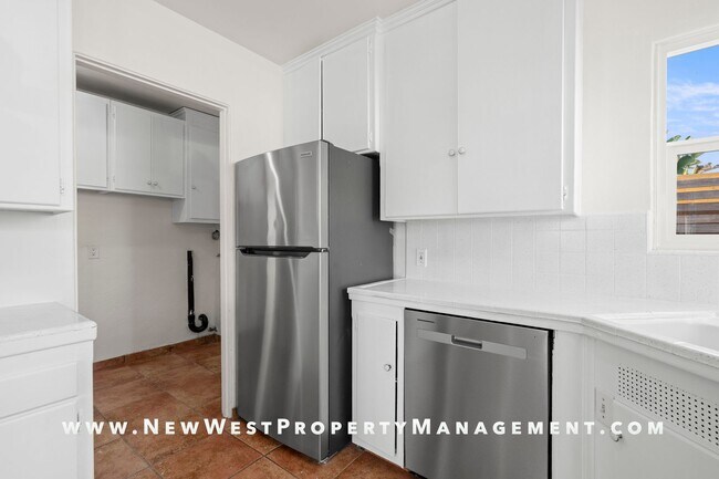 Building Photo - Recently Renovated University Heights 2 Bed 1 Bath with 2 off-street parking spaces! Pet OK!