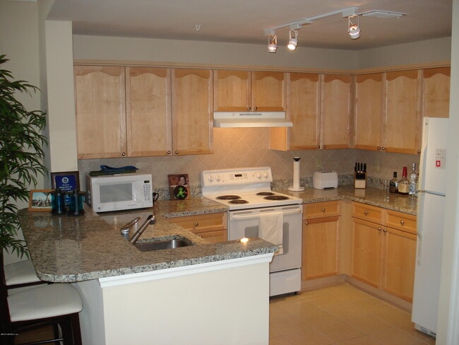 Building Photo - 400 E Bay St