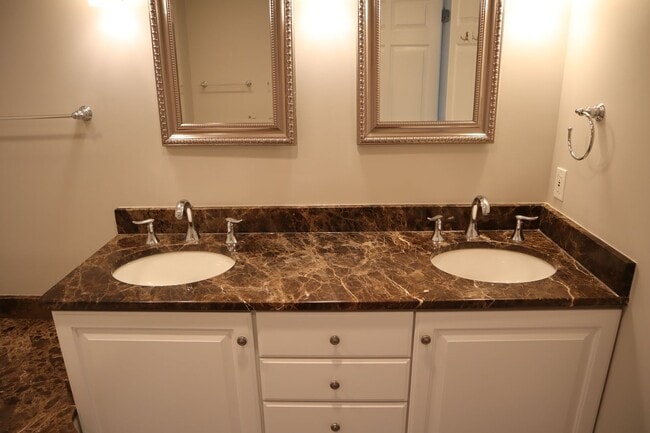 Building Photo - Gorgeous Large 4 level TH in the best Nort...