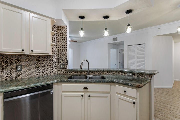 Building Photo - 10103 Myrtlewood Cir W