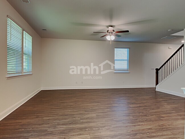 Building Photo - 223 S Live Oak Dr