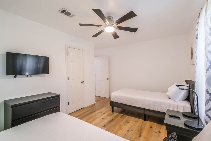 Building Photo - 6705 Lodge St