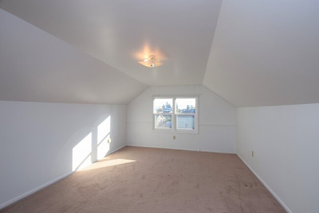 Building Photo - Charming N. Portland Home