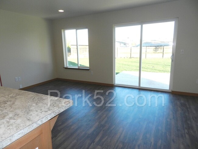 Building Photo - 3 bedroom 1.5 bathroom duplex in Fife!