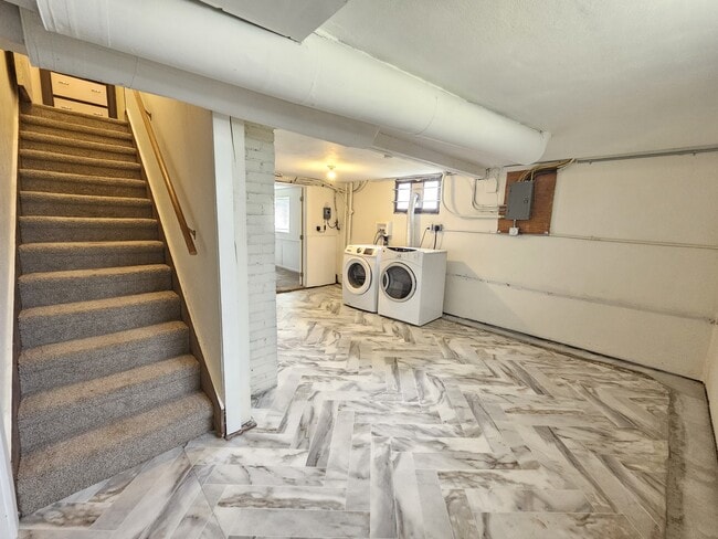 Building Photo - 829 S Ivory St