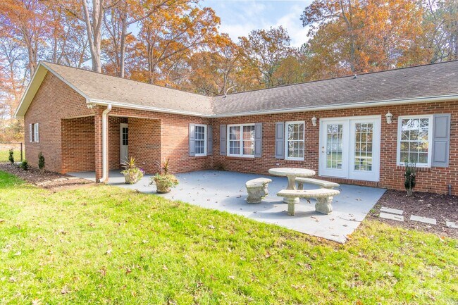 Building Photo - 7589 Monbo Rd