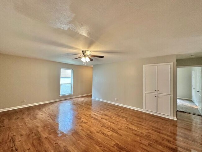 Building Photo - Available Now! Beautiful 3 Bedroom 2 Bath ...