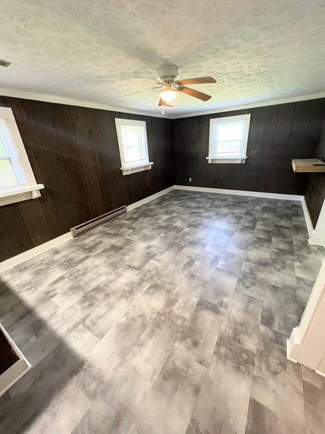 Building Photo - 4 Bedroom Home in Lynchburg