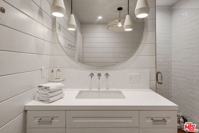 Building Photo - 1605 Cabrillo Ave