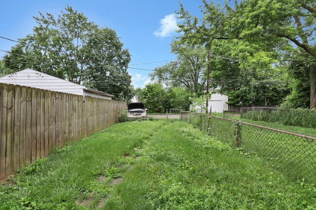 Building Photo - 657-659-659 S Burgess Ave