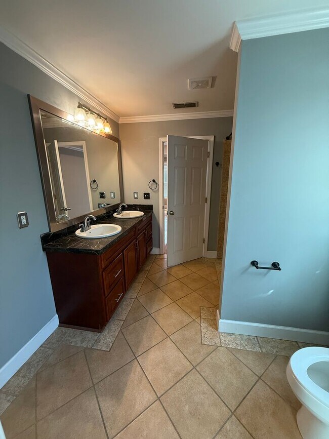 Building Photo - Beautiful 3 Bedroom