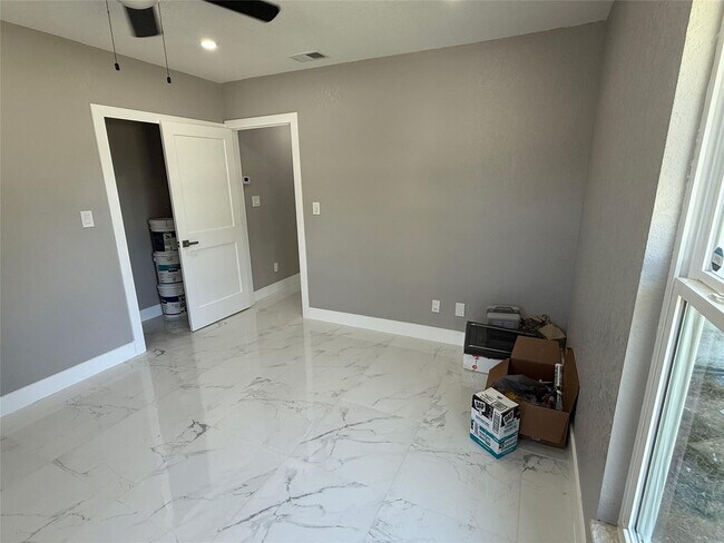 Building Photo - 603 N Sunset Ave