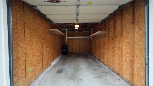 Building Photo - Sunny and Bright 2 Bedroom 1 Bathroom Cond...