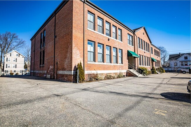 Primary Photo - 775 Potters Ave