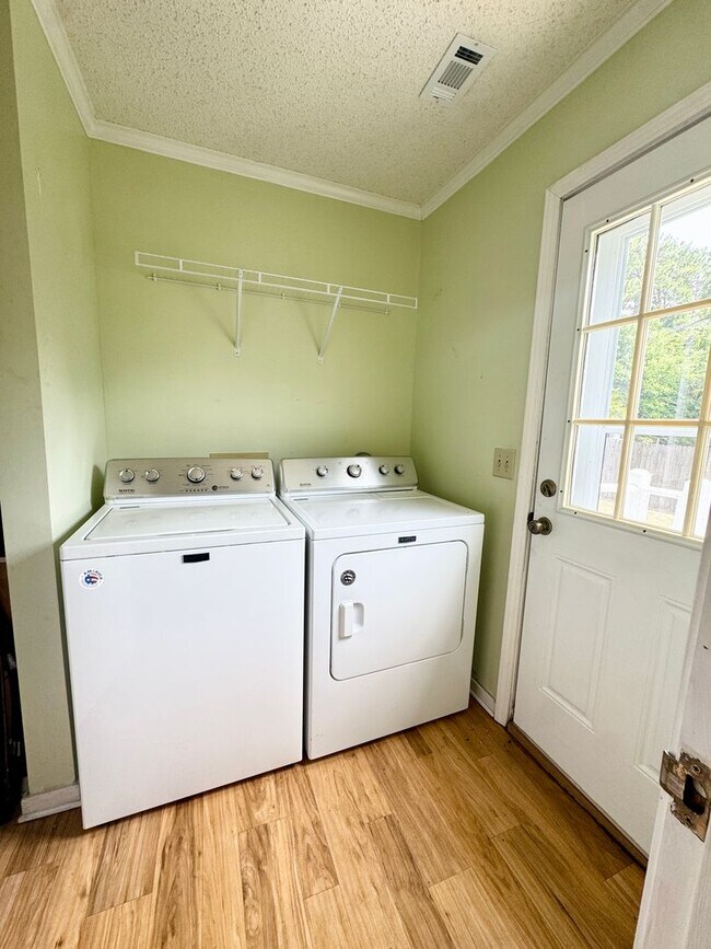 Building Photo - 3 Bed, 2 Bath - WALK to class -ALL UTILITIES INCLUDED