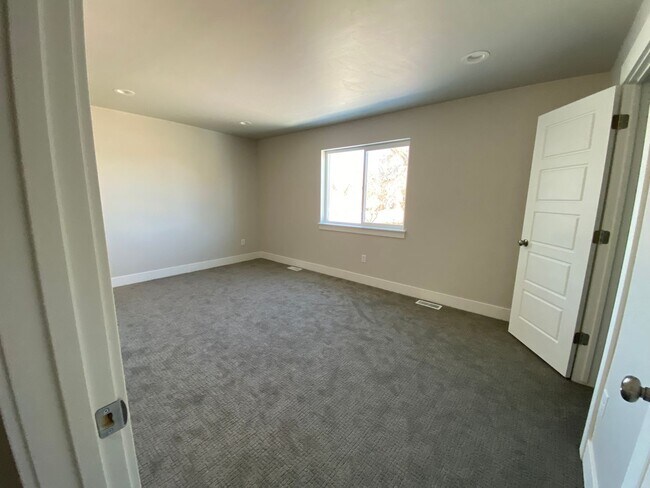 Building Photo - New Townhouse with 3 bedrooms / 2.5 bathrooms