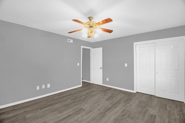 Building Photo - Stunning 3 bedroom, 2 1/2 bathroom End Tow...