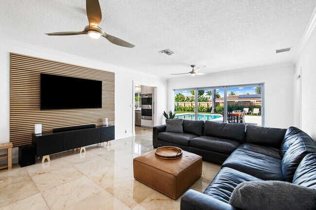 Building Photo - 4761 Bayview Dr