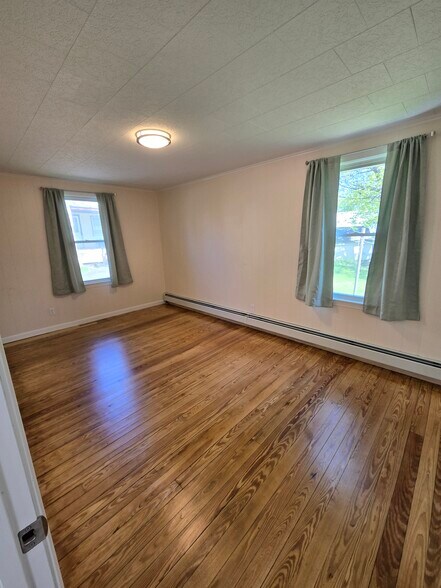 Large Bedroom - 7 Myrtle St