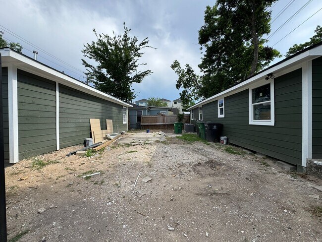Building Photo - 3919 Elysian St