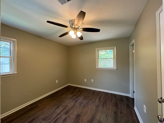 Building Photo - 204 Mike St