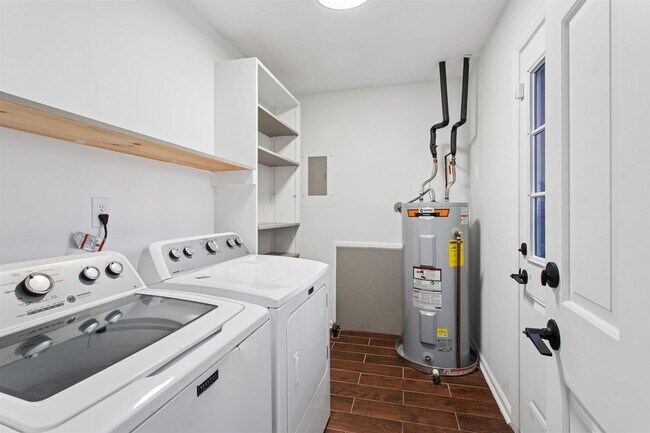 Building Photo - End-Unit 3BR Townhome Courthouse Green Near Fort Eustis