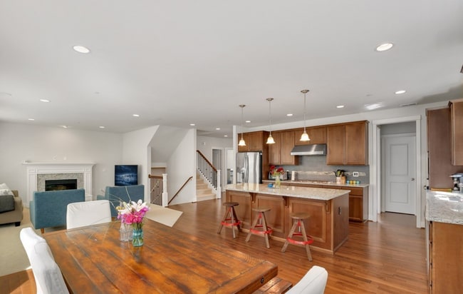 Building Photo - A spacious 4-bedroom+ 2 dens +Bonus Room a...