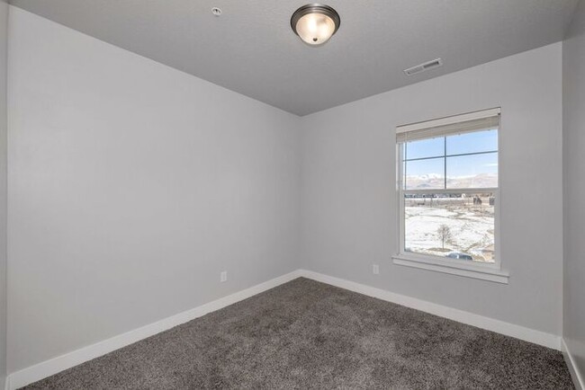 Building Photo - LIKE NEW TOP FLOOR HERRIMAN CONDO - AVAILA...