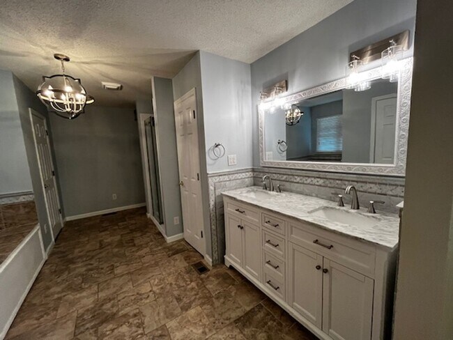 Building Photo - ***COMING SOON, JUNE 1ST*** 3 Bedroom 2 Bath house with attached garage, sun room, large back deck