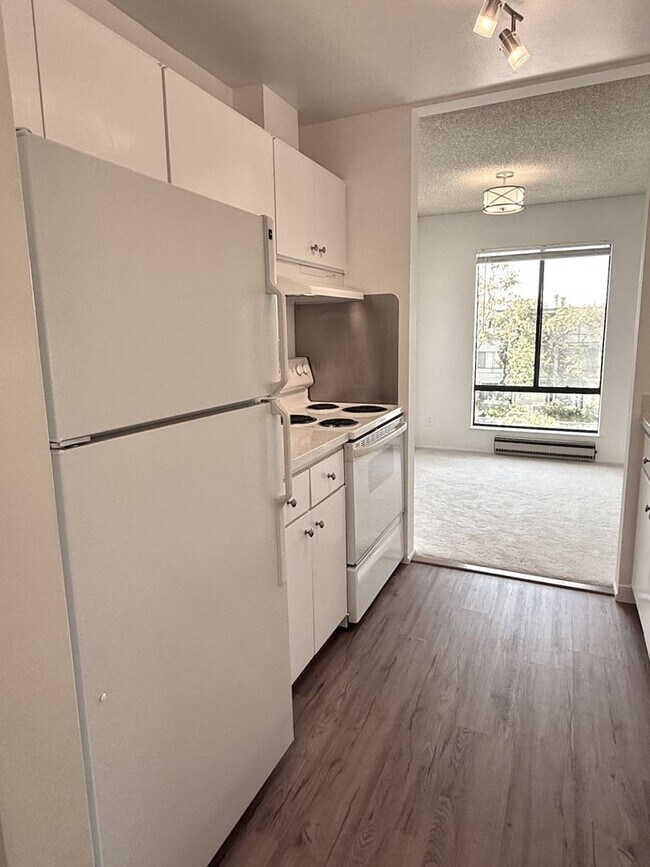 Building Photo - Full Size One Bedroom with Top Floor Privacy