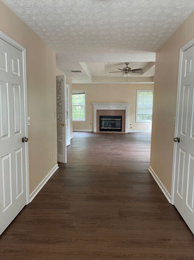 Building Photo - Riverdale Executive Home