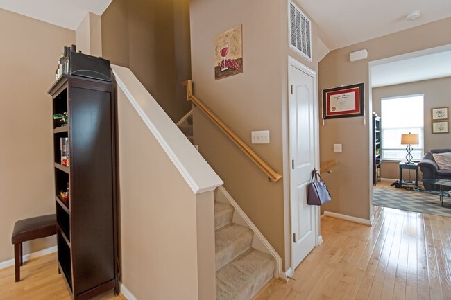 Building Photo - Beautiful 4-Bed, 3.5-Bath End Unit Townhom...