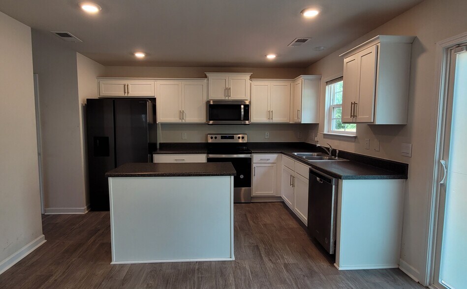Building Photo - 4712 Black Forest Dr