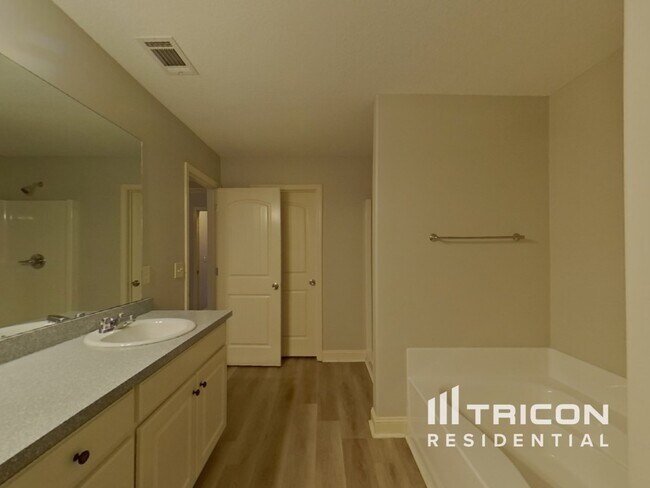 Building Photo - 507 Embassy Walk