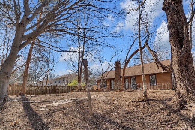 Building Photo - 5110 N Oaks Dr