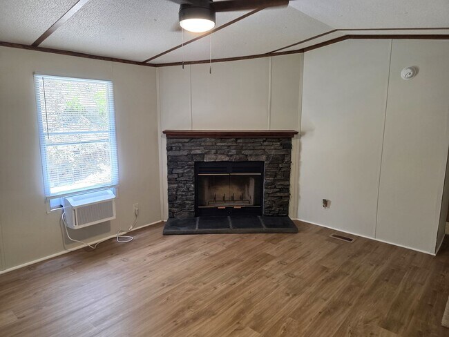 Building Photo - 2 bed 2 Bath Home River Front