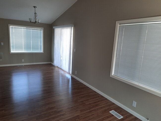 Building Photo - 3200 Oak Terrace Dr