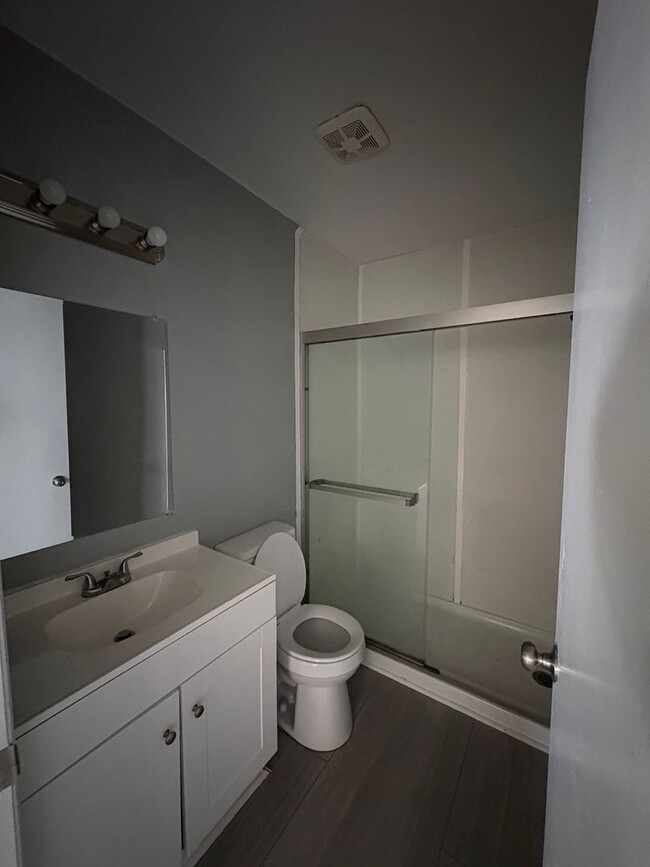 Building Photo - 2 Bedroom available now!!  $900/month!  Updated unit!!