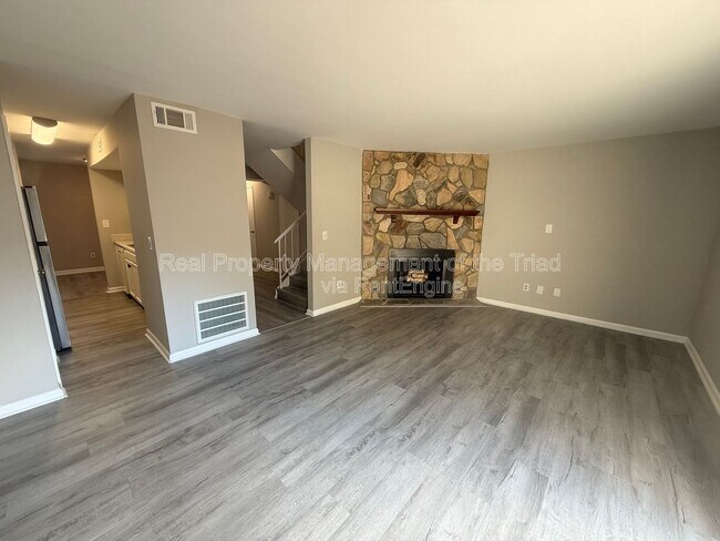 Building Photo - 2425 Tantelon Pl