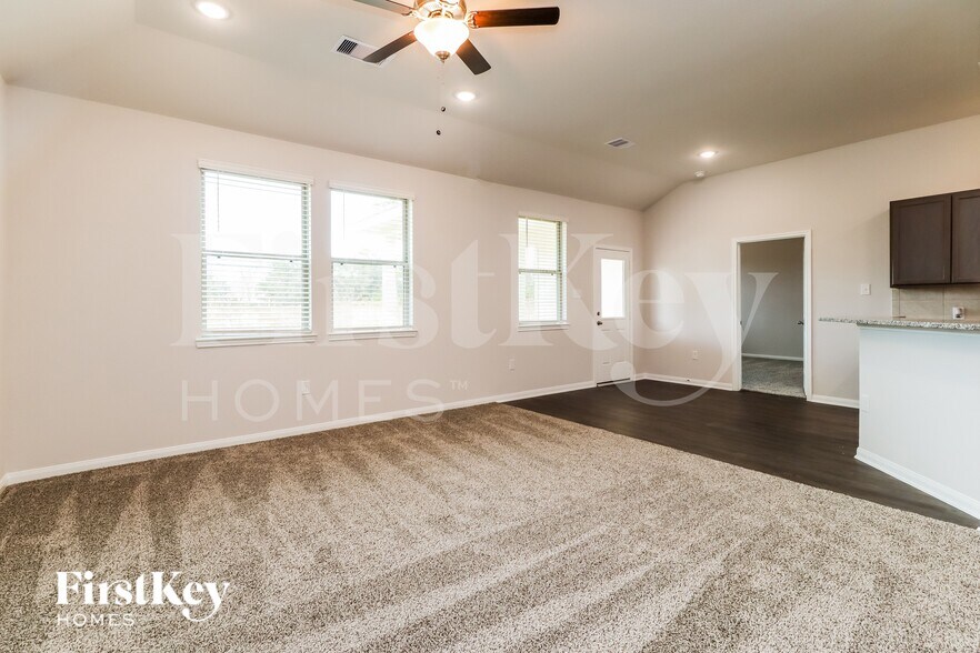 Building Photo - 14735 Country Club Dr