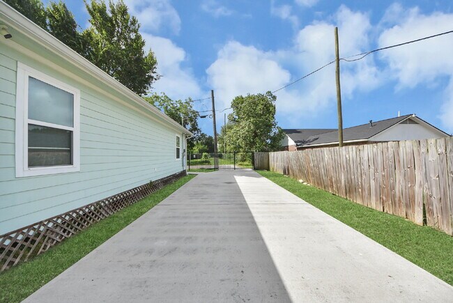 Building Photo - Renovated Houston Gem Near Downtown & the Medical Center