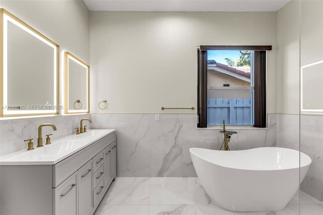 Building Photo - 18560 NE 3rd Ct