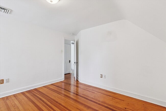 Building Photo - Renovated 2-Bed Carriage Home with Private...