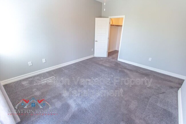 Building Photo - 2821 S Skyline Dr