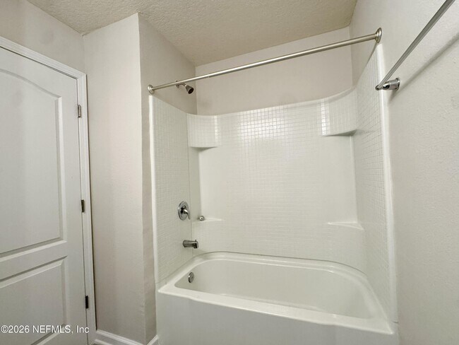 Building Photo - 3992 Vlg Vw Ln