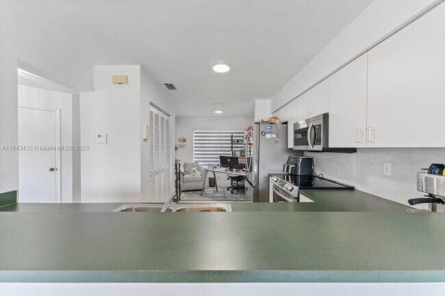 Building Photo - 11045 SW 16th Manor