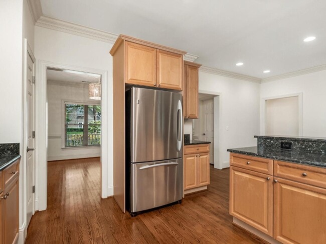 Building Photo - Super cute bungalow in Chantilly with rocking chair front porch!