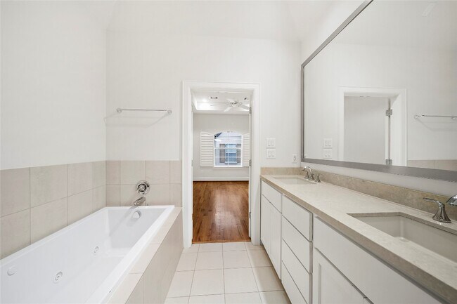 Building Photo - 4031 Bellefontaine