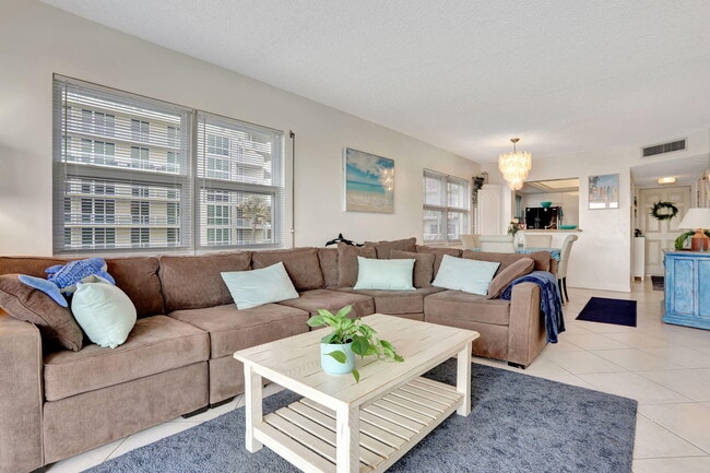 Building Photo - 1069 Hillsboro Mile