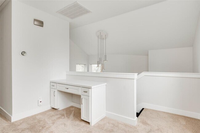 Building Photo - 2005 Bluebonnet Ln